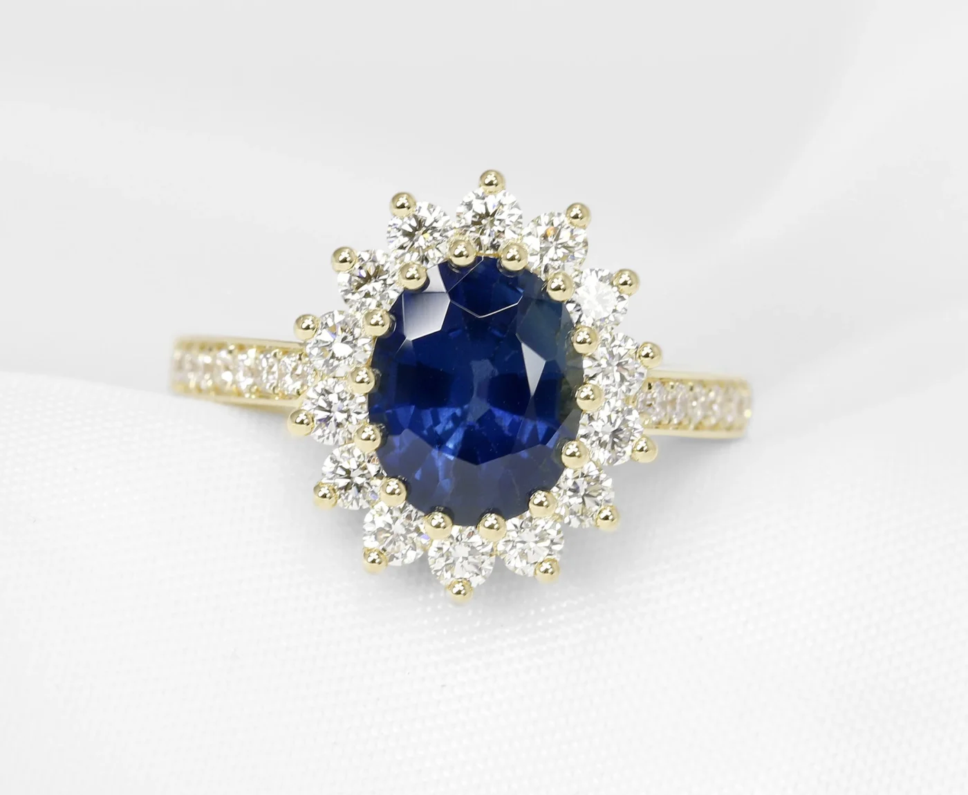 Sapphire and diamond cluster ring in yellow gold 