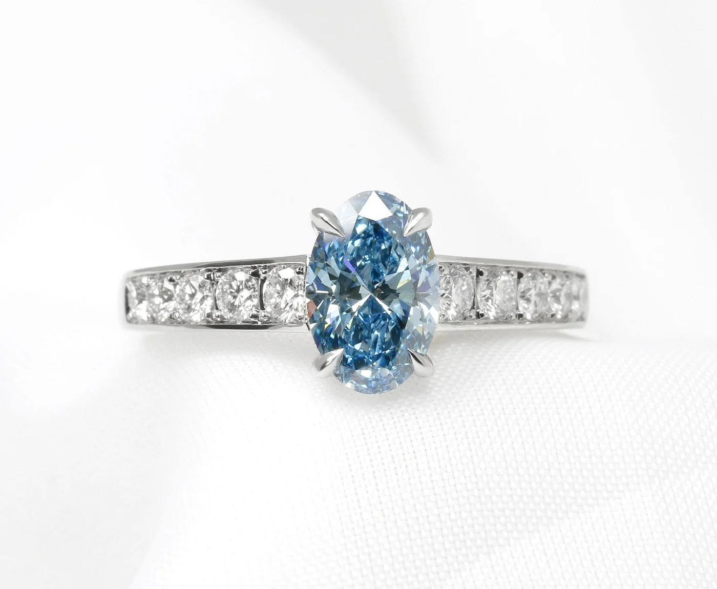 Timothy Roe Laboratory-Grown Blue Diamond Ring with Diamond Shoulders in Platinum 1.08ct Blue Laboratory-Grown Blue Diamond in Centre