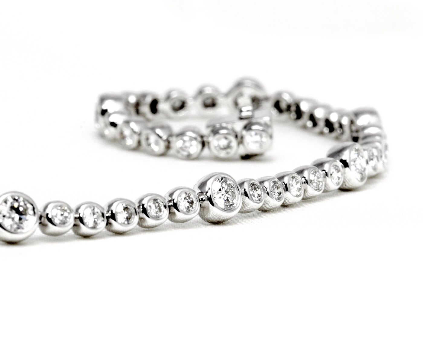 Diamond Line Bracelet in 18 ct White Gold 