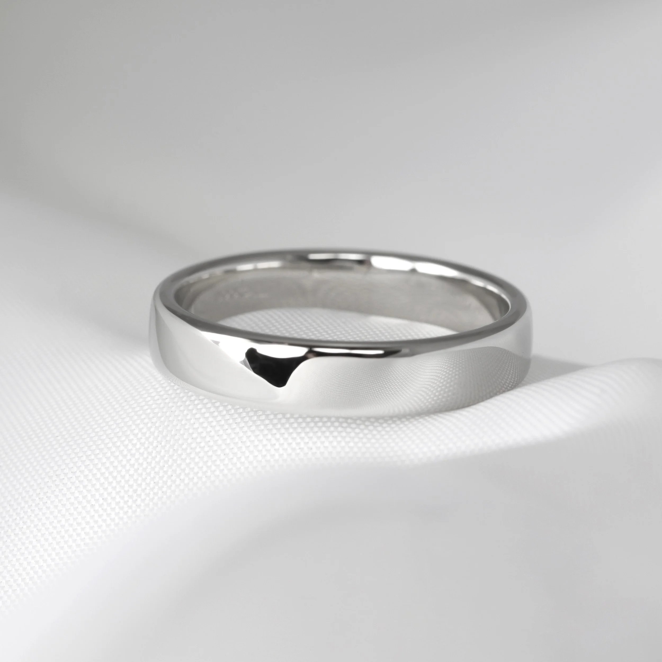 Slight Court Wedding Ring in Platinum