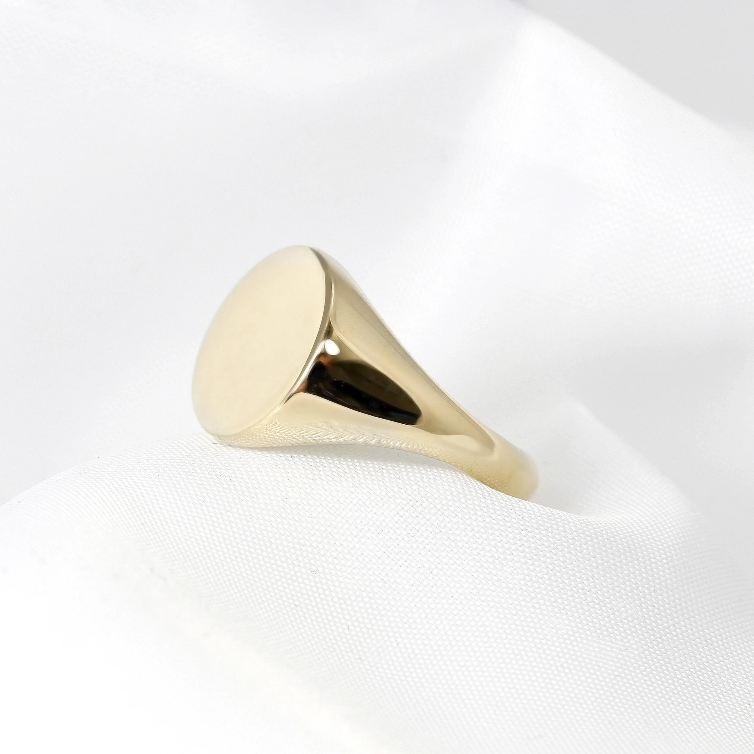 Round Shape Signet Ring in Yellow Gold