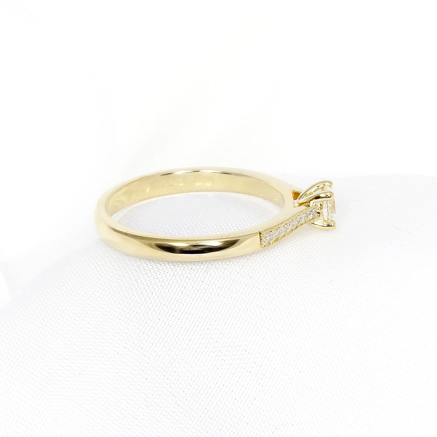 Diamond Ring in Yellow Gold