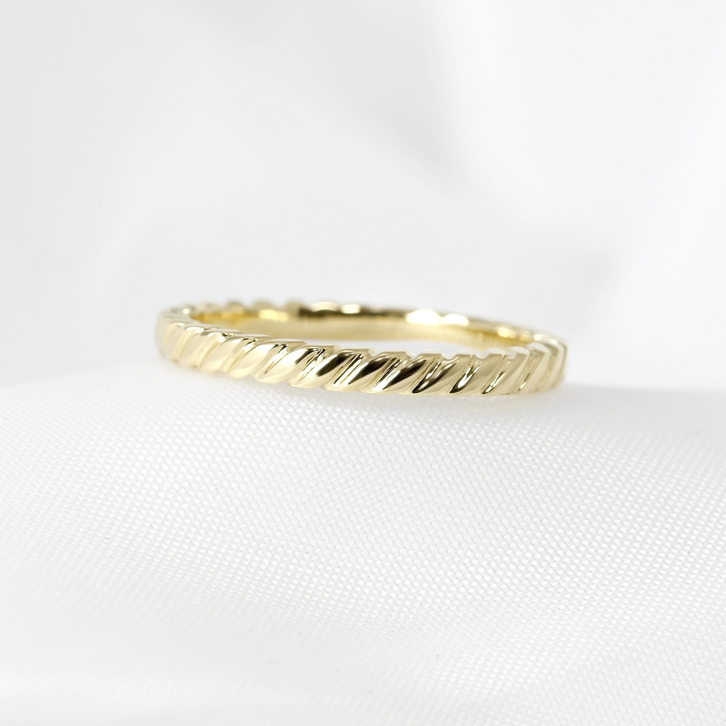 Flat Twist Wedding Ring in 18k Yellow Gold