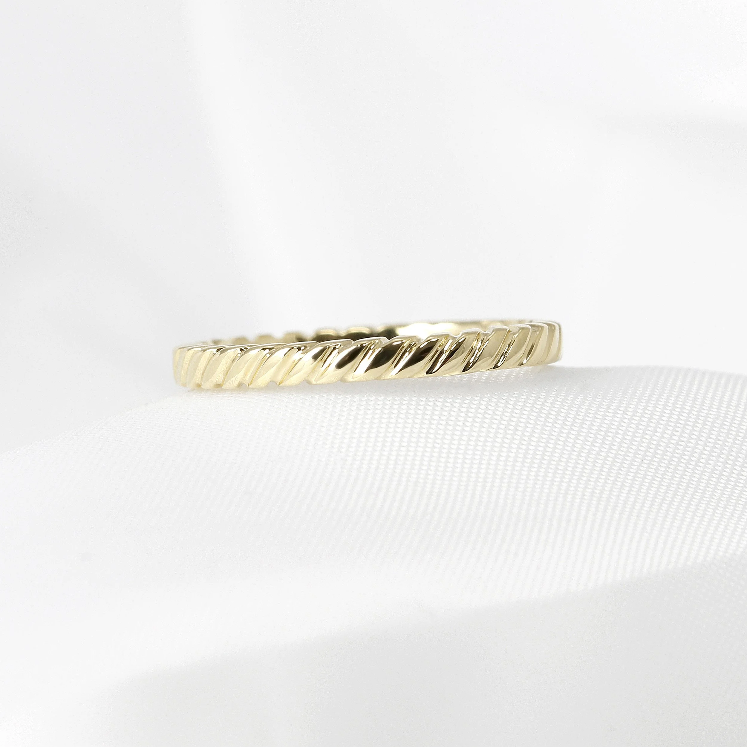 Flat Twist Wedding Ring in 18k Yellow Gold