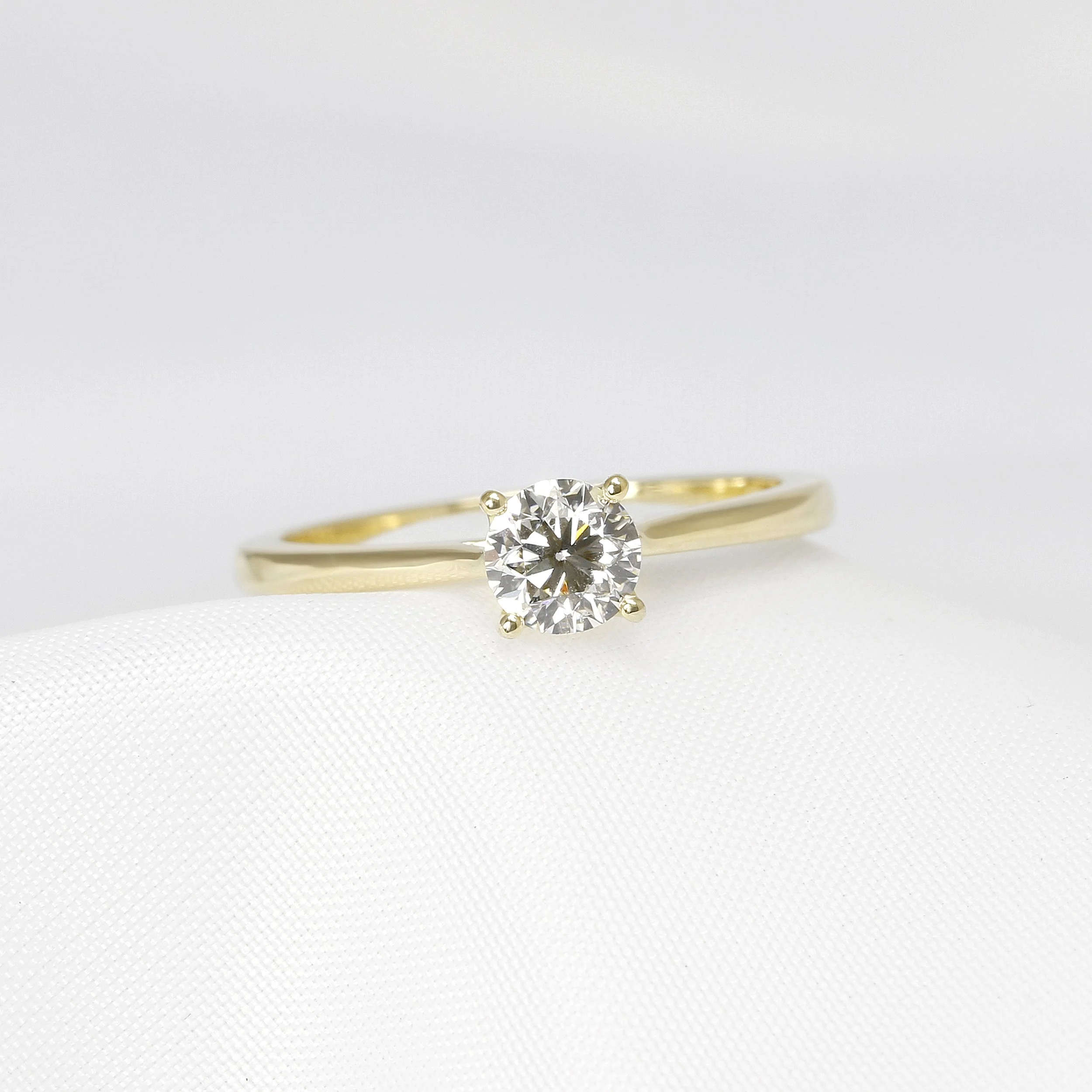 Solitaire Round Diamond Ring in Yellow Gold