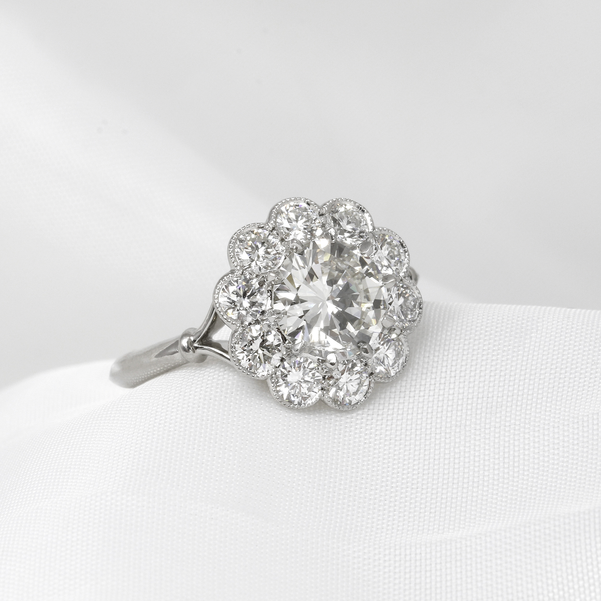 Round Brilliant Diamond Daisy Cluster Ring in Platinum