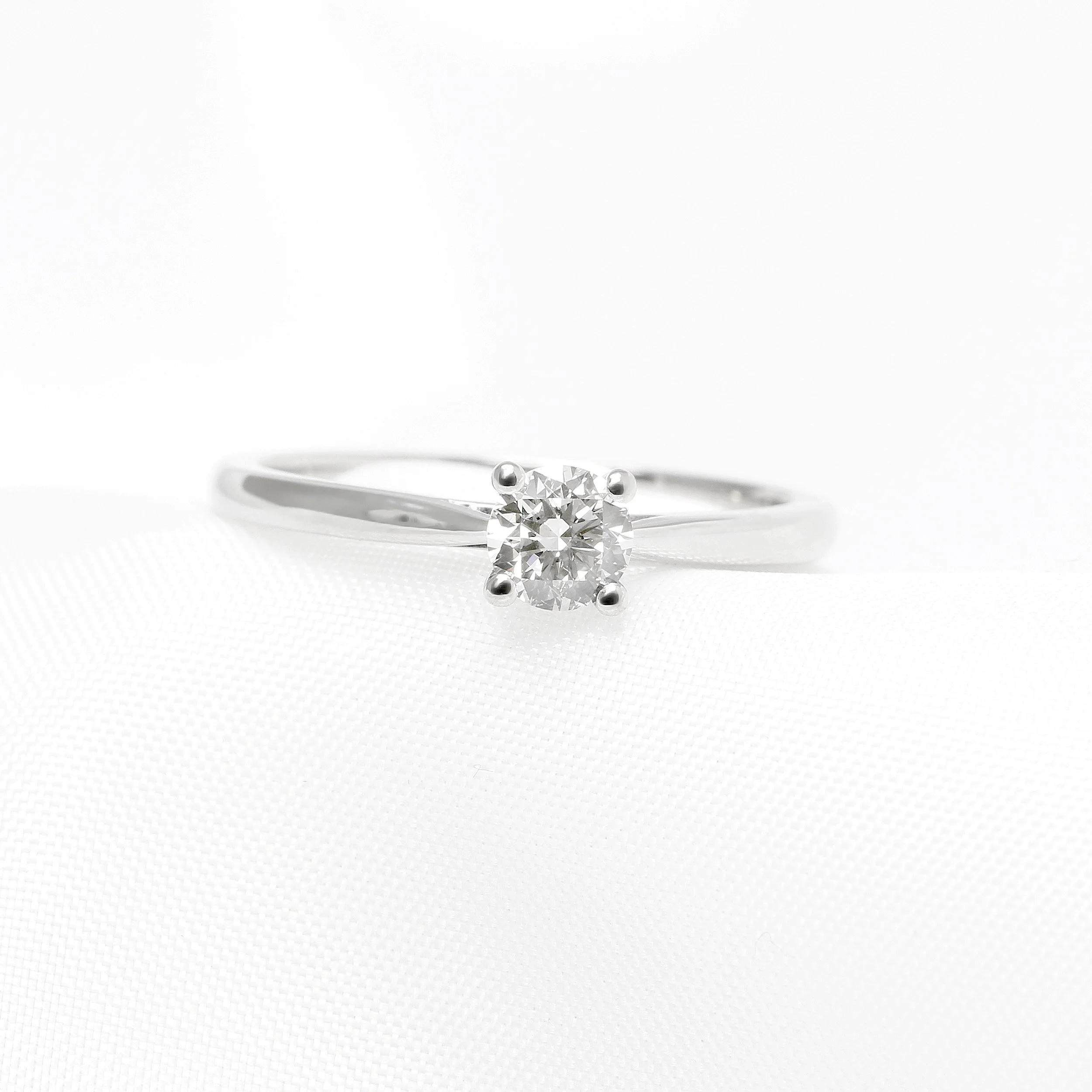 Round Diamond Solitaire Ring in Platinum