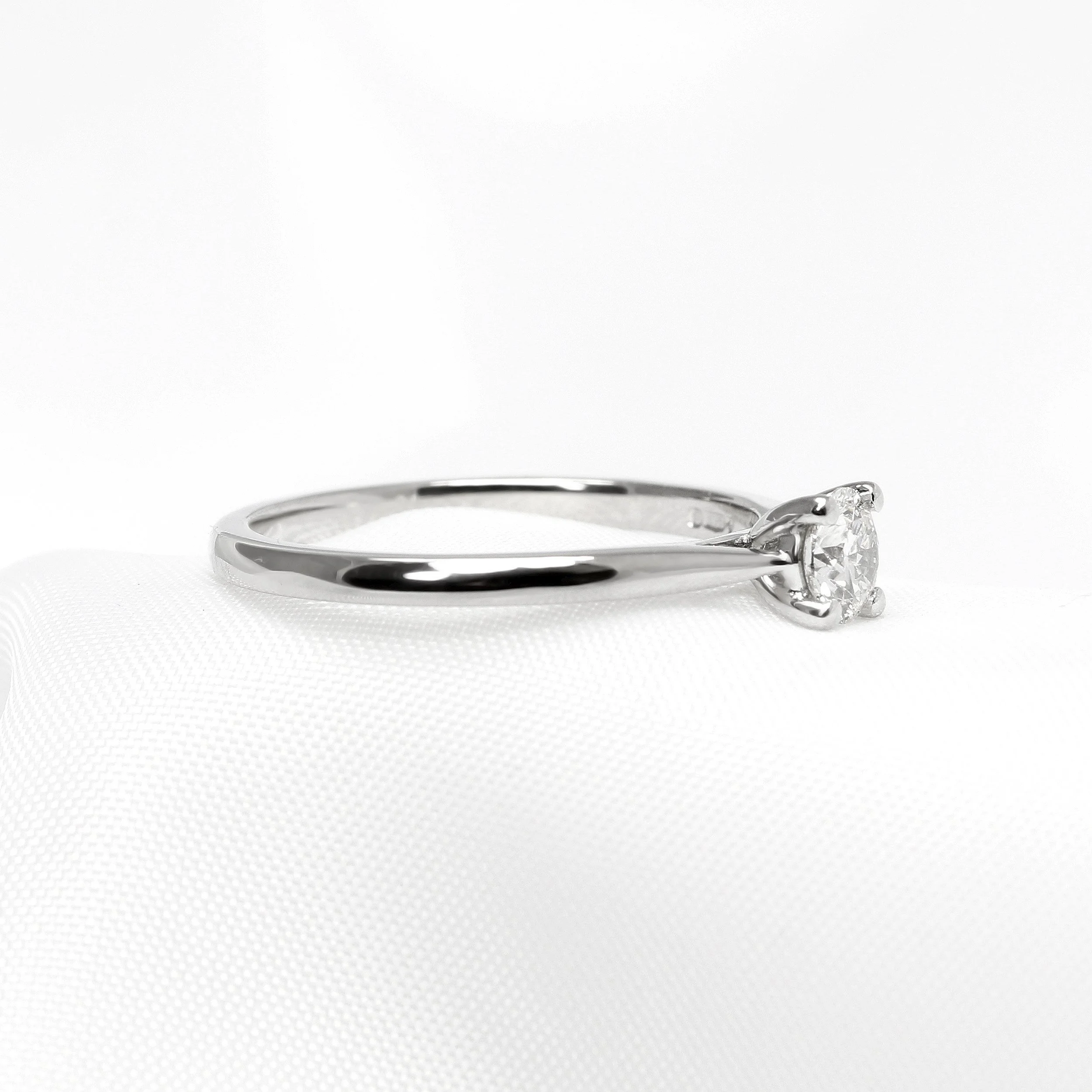 Round Diamond Solitaire Ring in Platinum