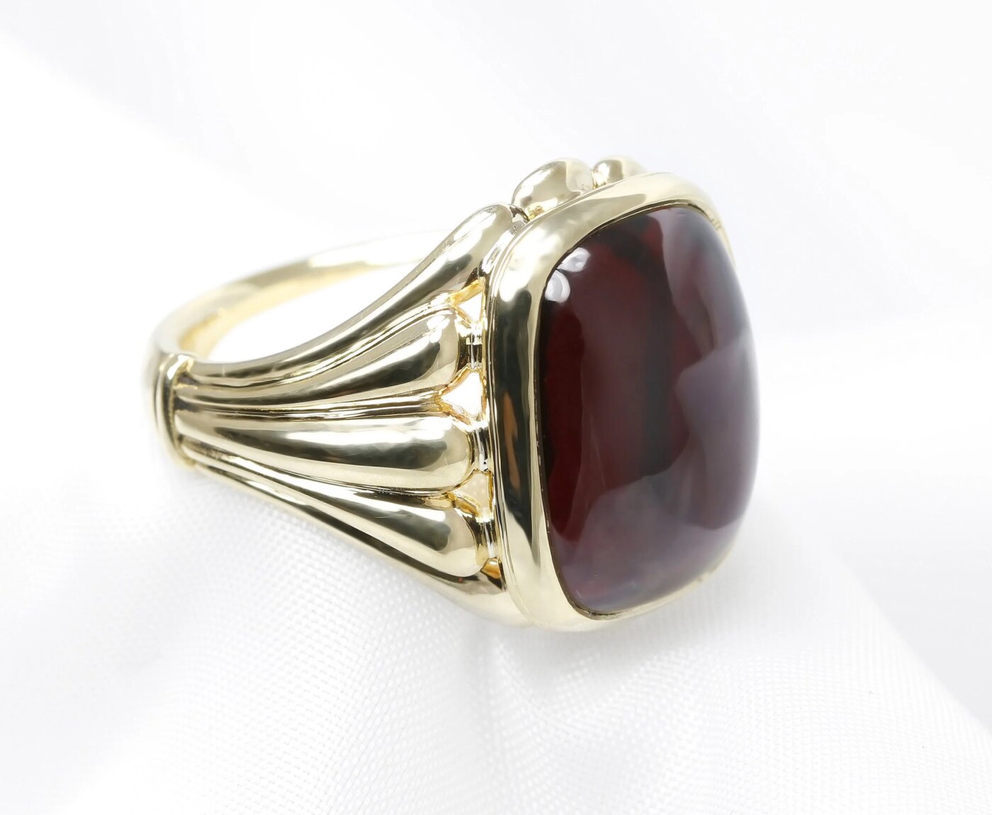 Cabochon Garnet Ring in 9ct Yellow Gold 