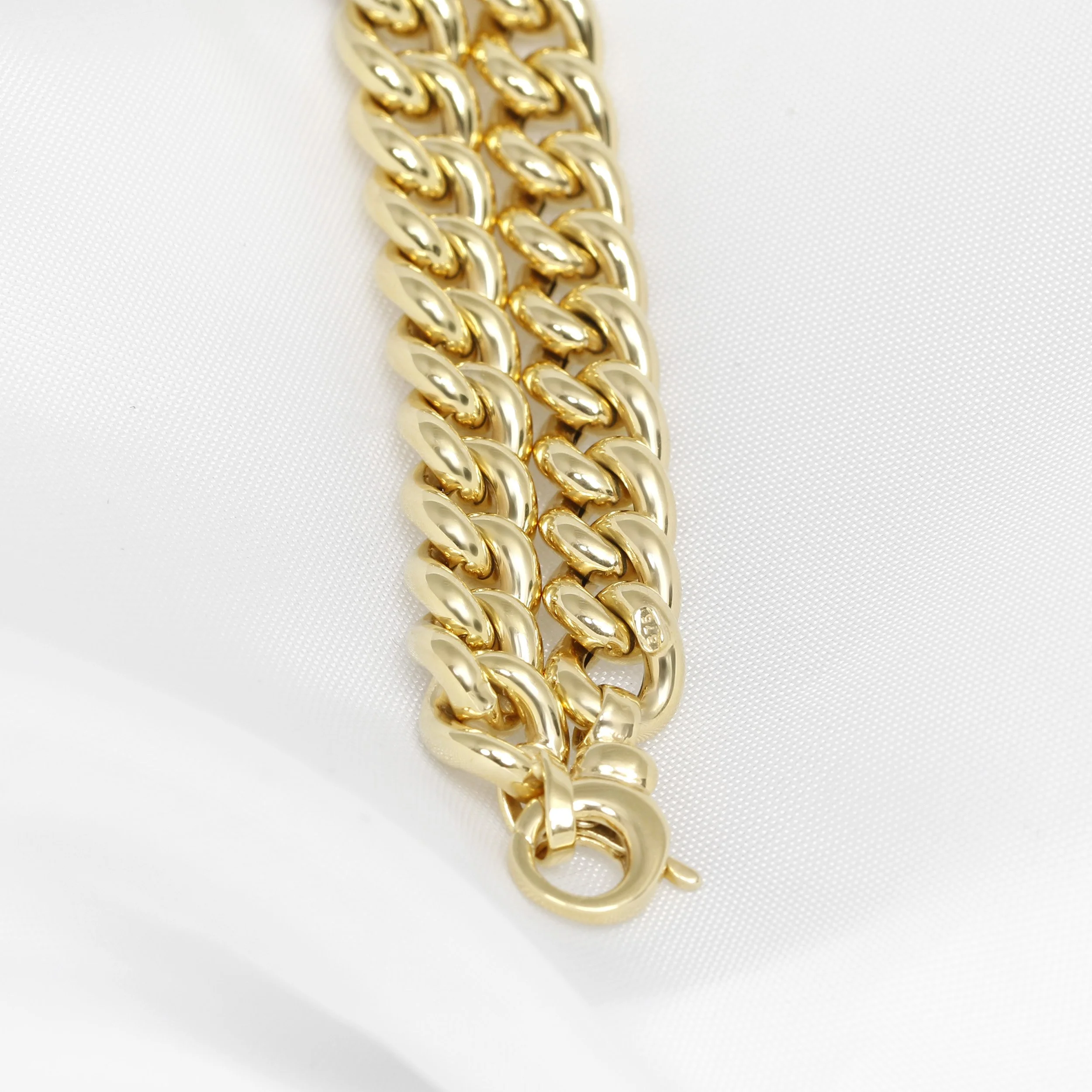 Curb Bracelet in Yellow Gold