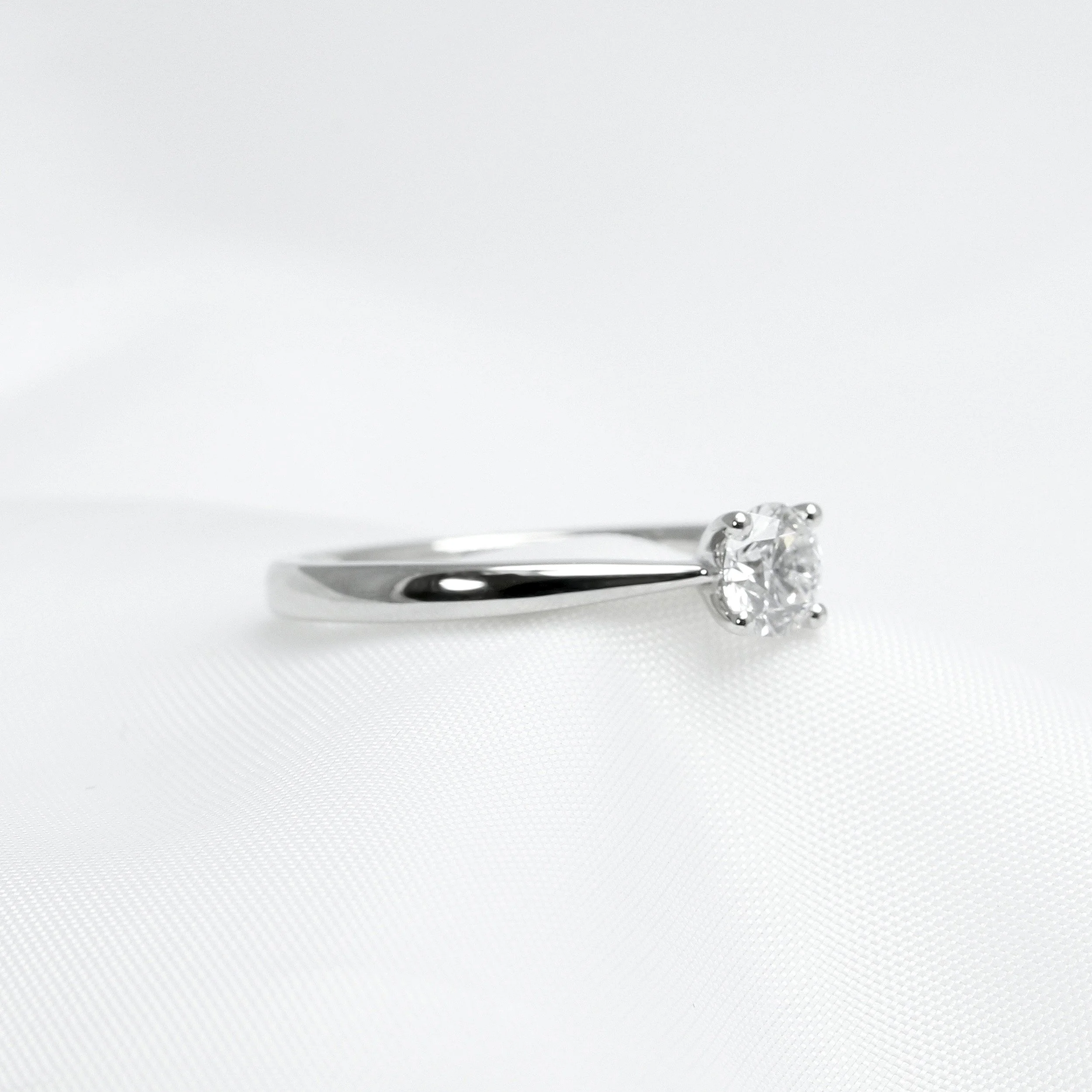 Round Brilliant Diamond Solitaire Ring in Platinum