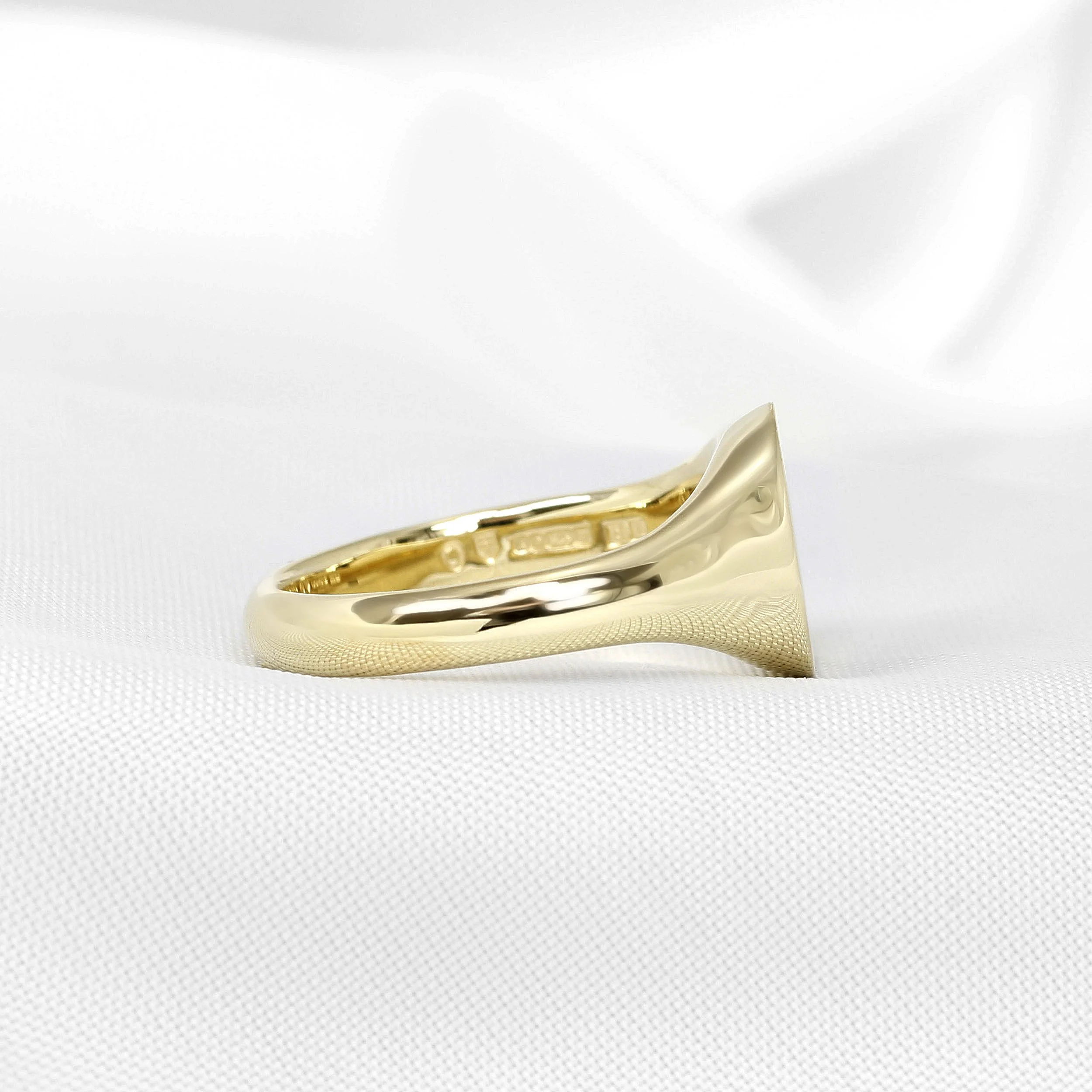 10mm Round Signet Ring in Yellow Gold