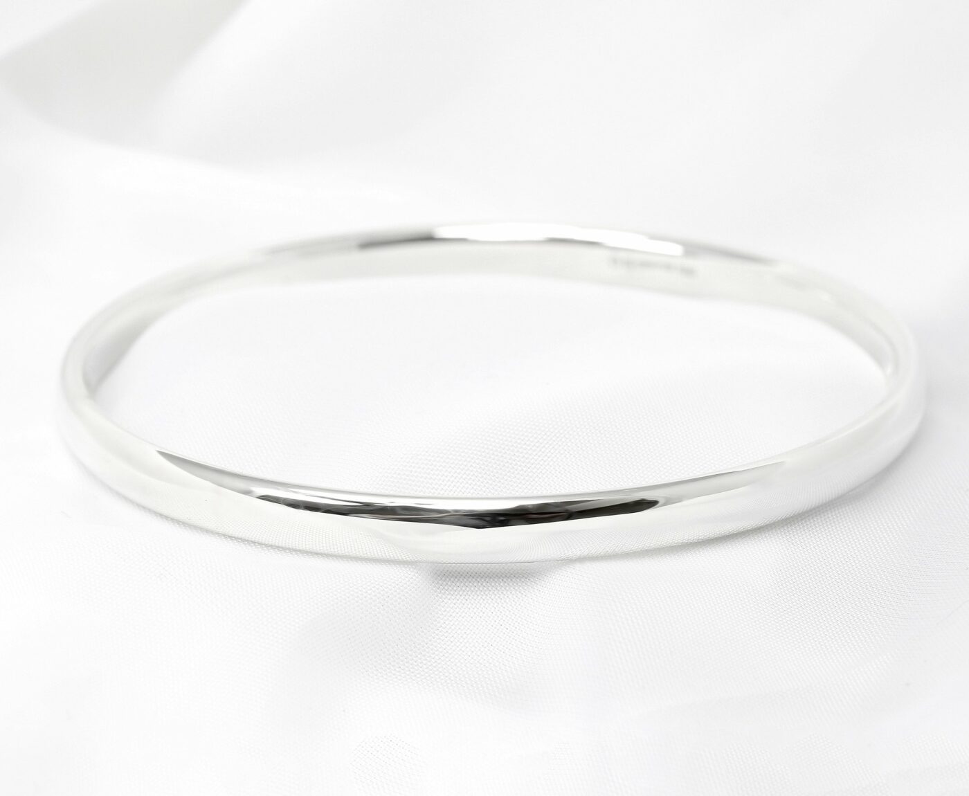 Court Profile Closed Sterling Silver Bangle