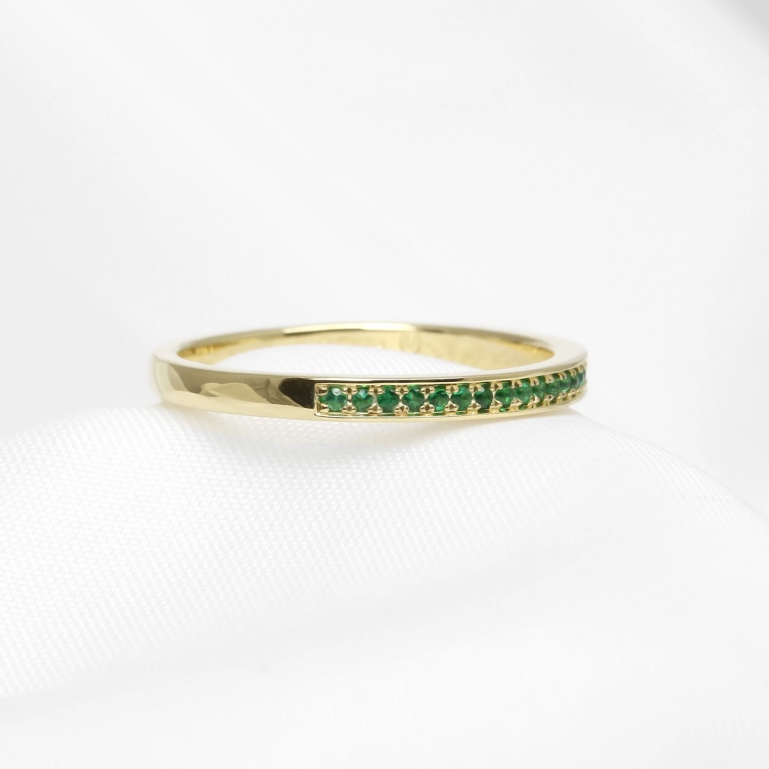 Emerald Eternity Ring in 18ct Yellow Gold