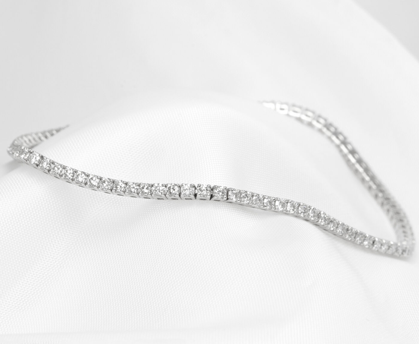 Diamond Line Bracelet in White Gold 