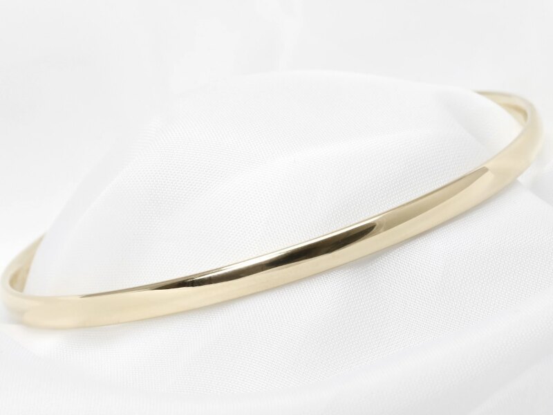 Bangle in Yellow Gold with Court Profile 