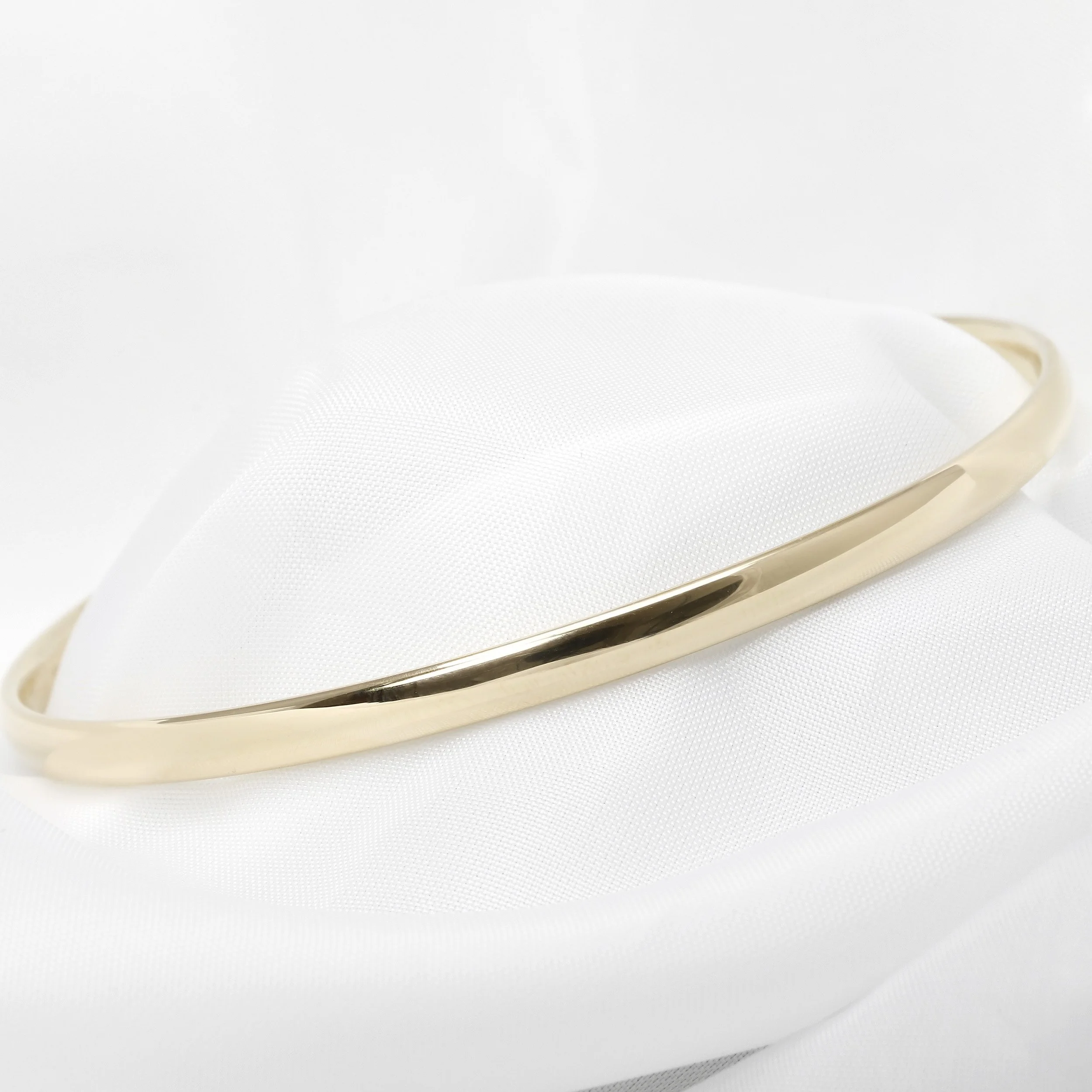 Bangle in Yellow Gold with Court Profile