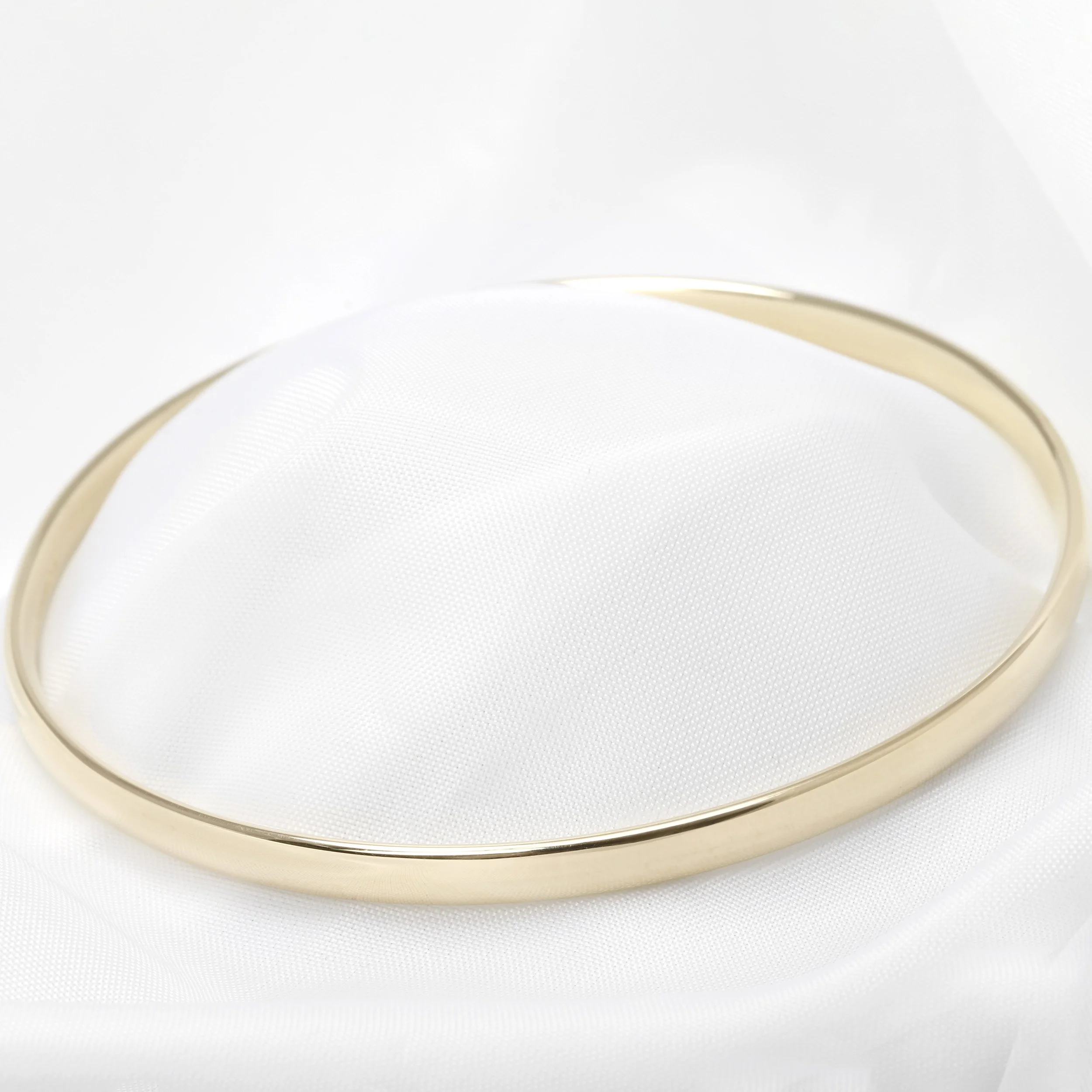 Bangle in Yellow Gold with Court Profile