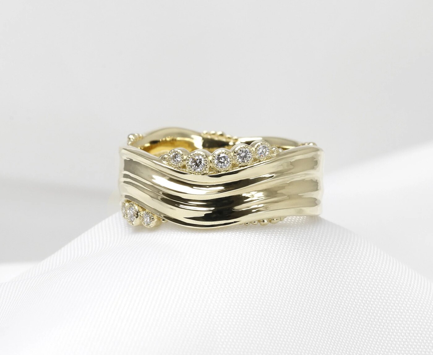 Wave band with diamonds in yellow gold 