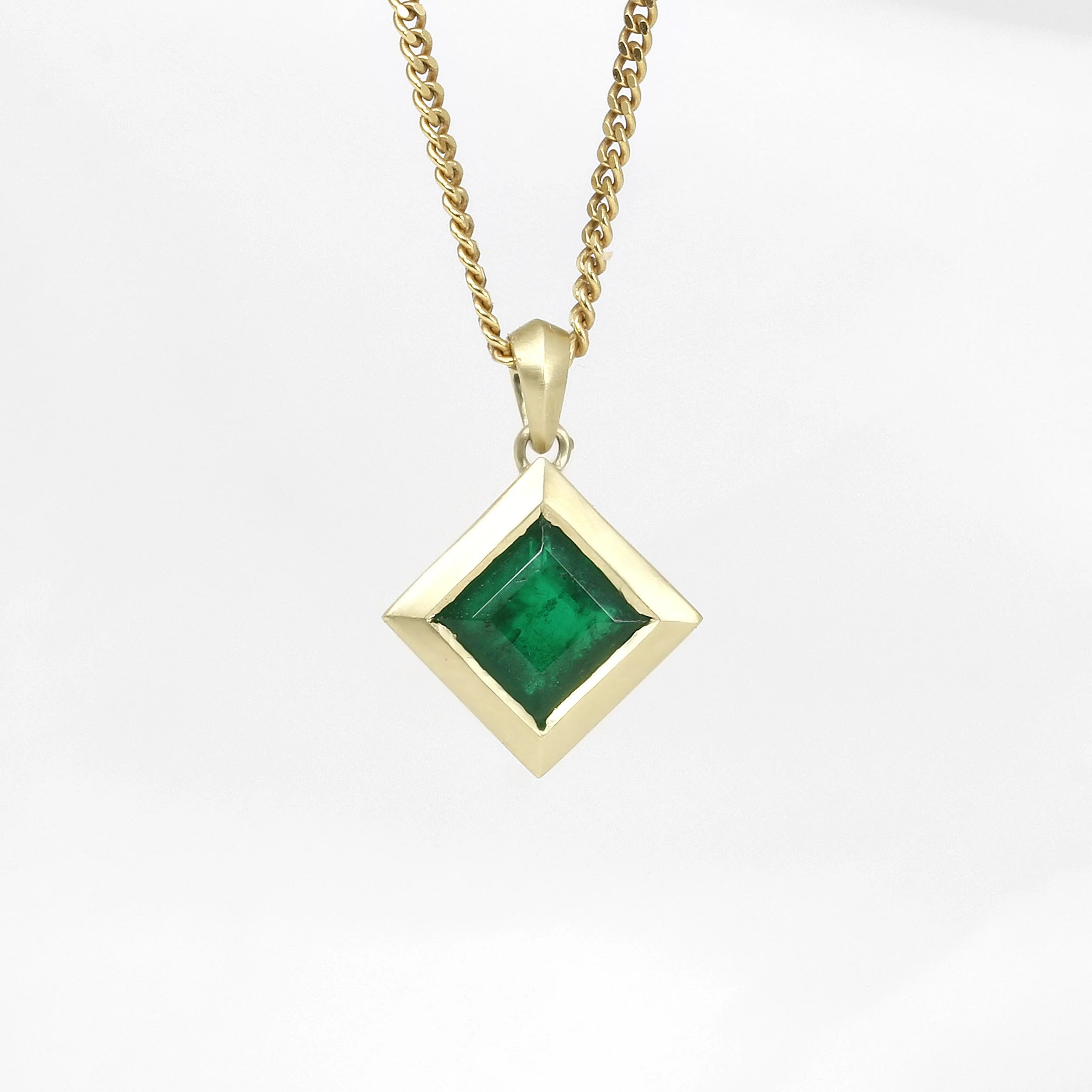 Emerald Feature Edge Pendant in Yellow Gold