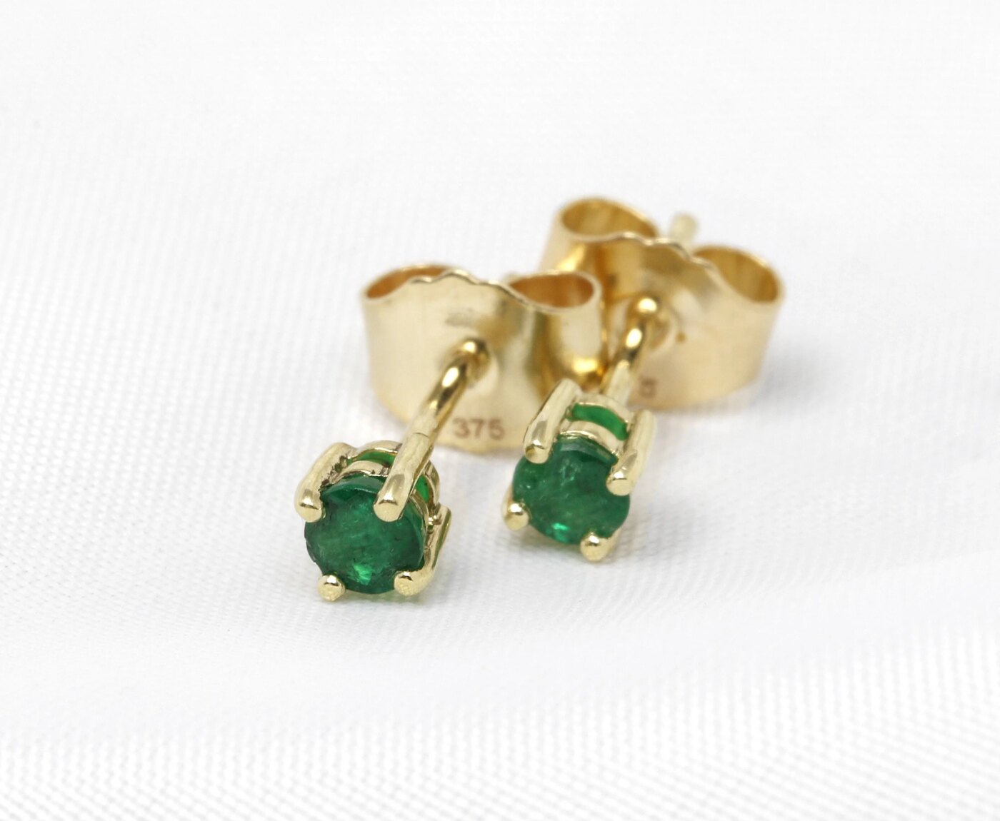 Timothy Roe Emerald Stud Earrings in 9ct Yellow Gold 