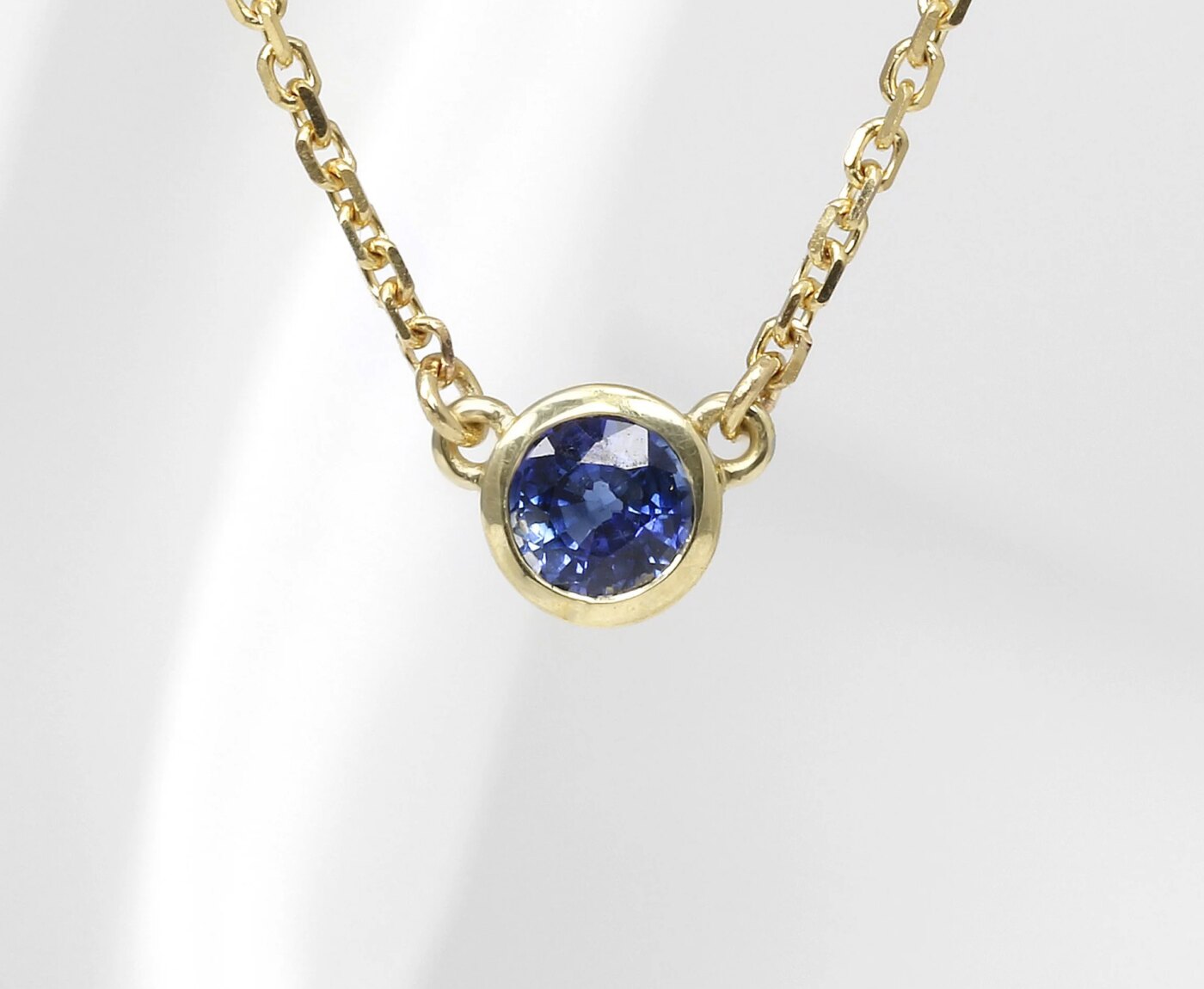 Timothy Roe Sapphire Necklace in Yellow Gold 