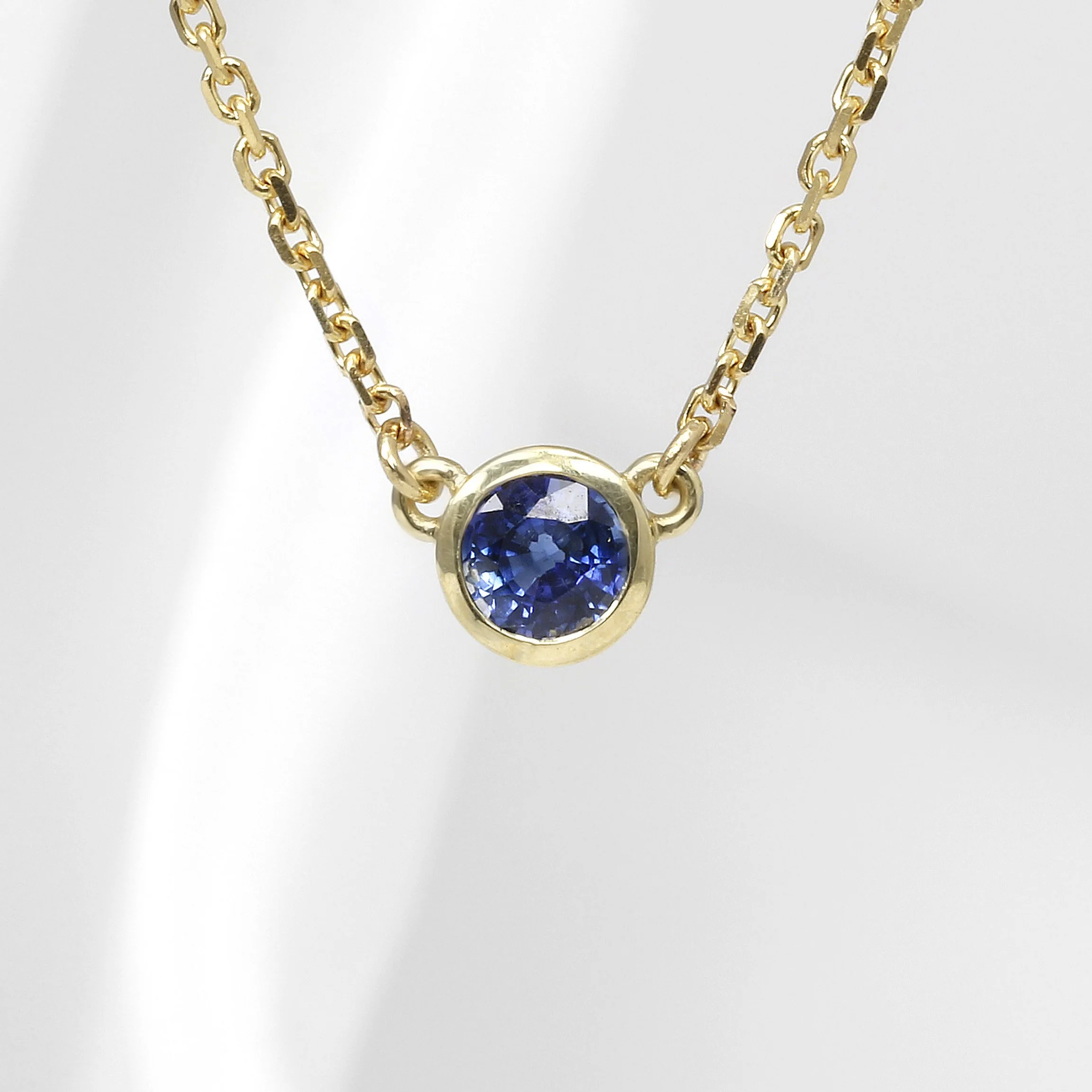 Sapphire Necklace in Yellow Gold