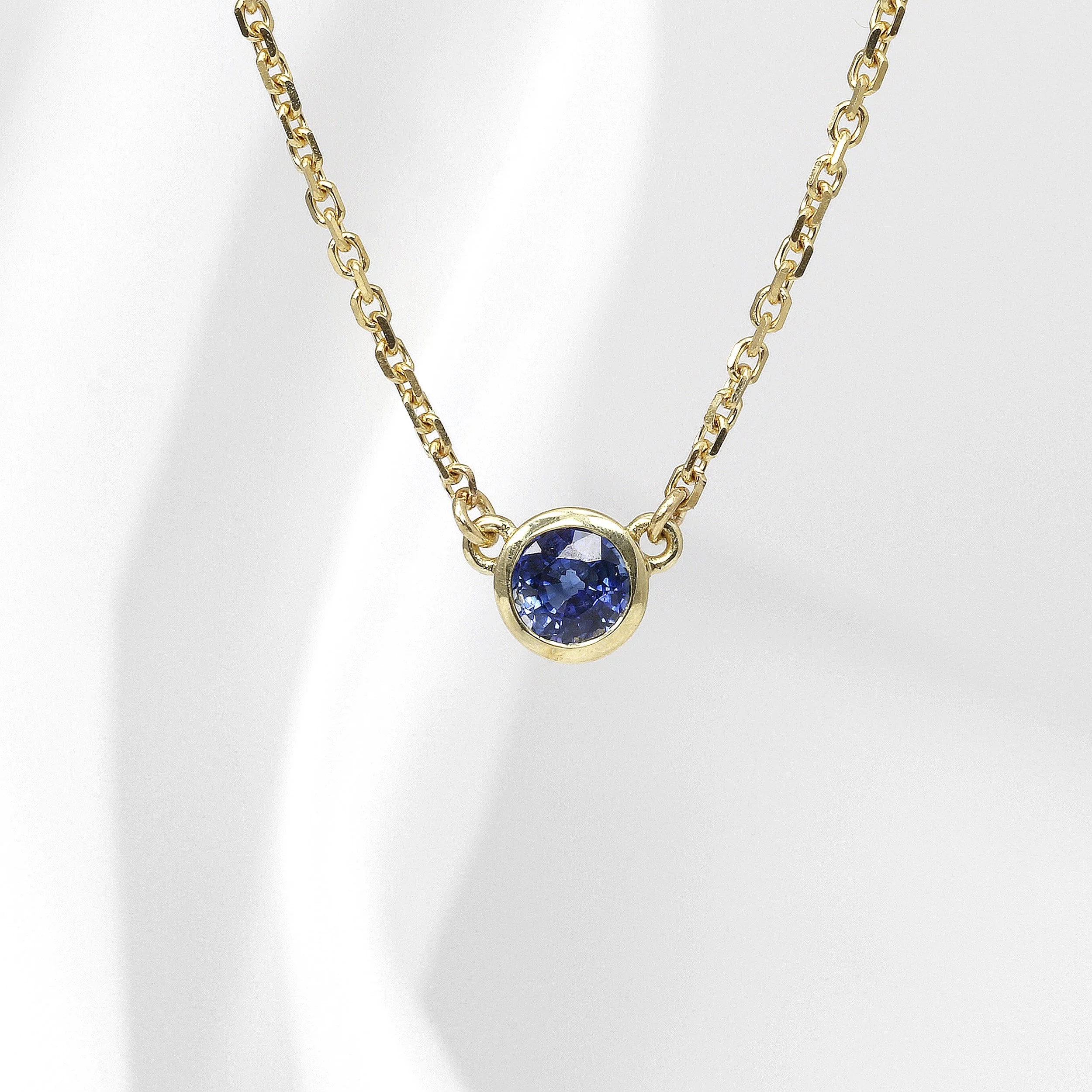 Sapphire Necklace in Yellow Gold