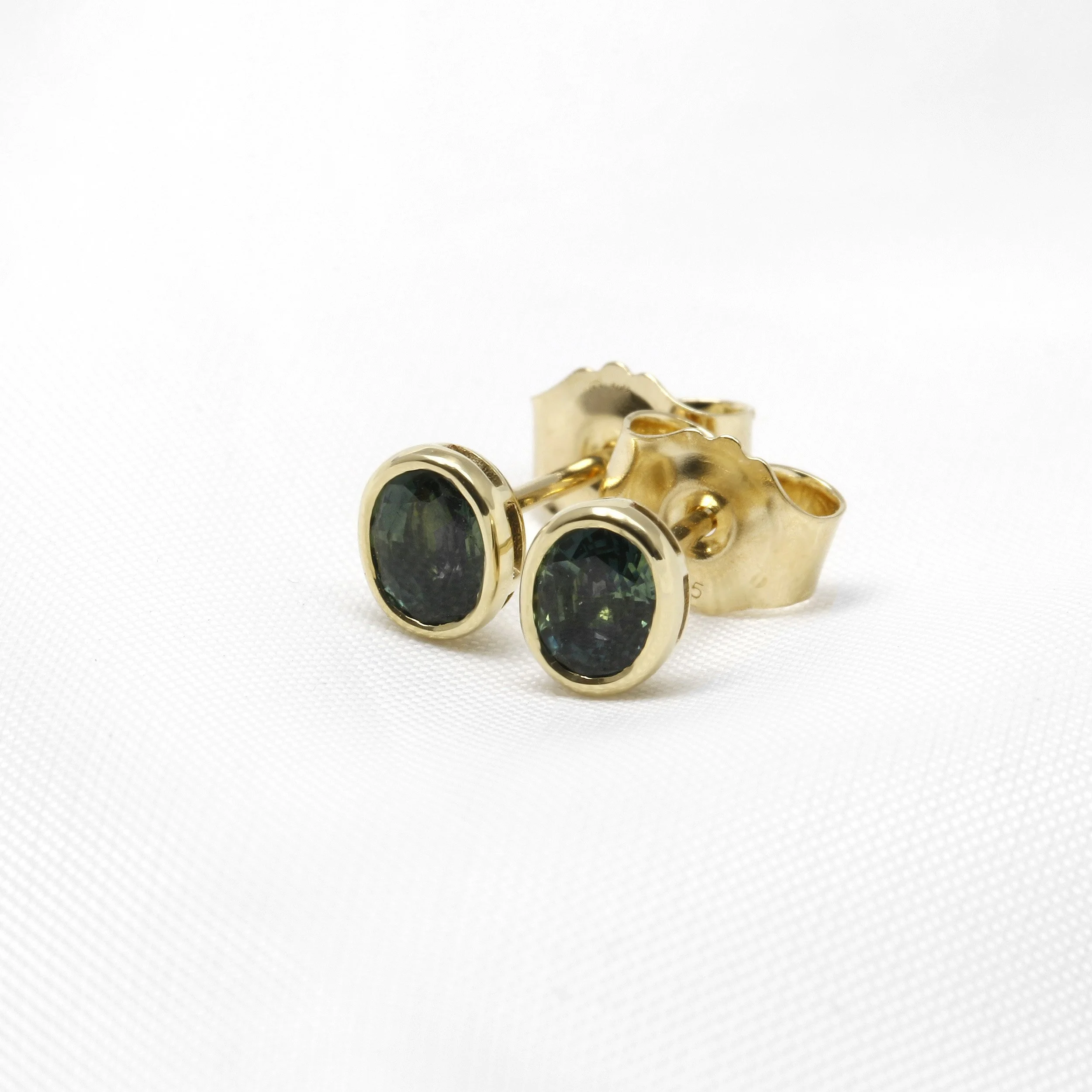 Teal Sapphire Stud Earrings in Yellow gold