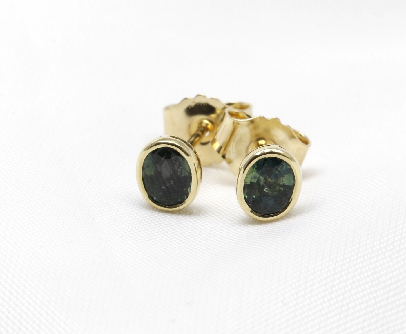 Timothy Roe Teal Sapphire Stud Earrings in Yellow gold 