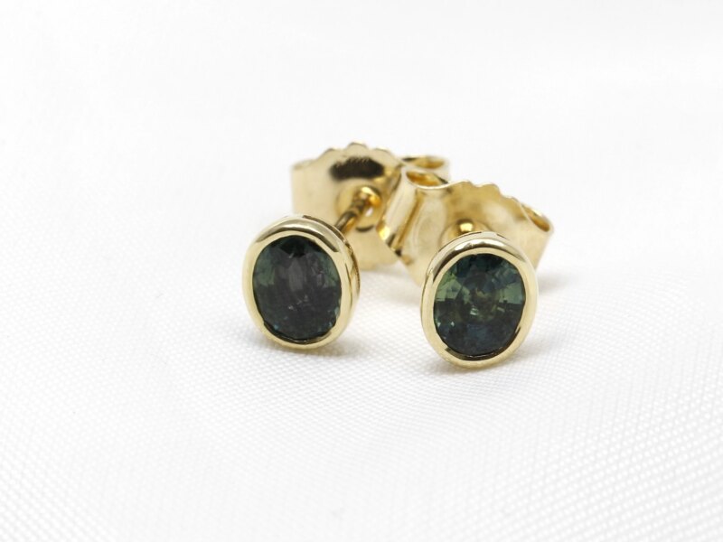 Timothy Roe Teal Sapphire Stud Earrings in Yellow gold