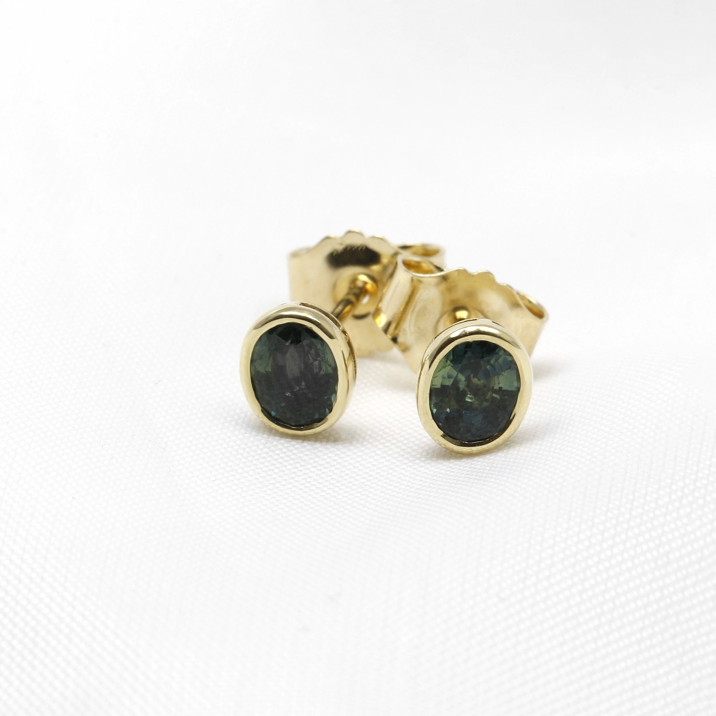 Teal Sapphire Stud Earrings in Yellow gold