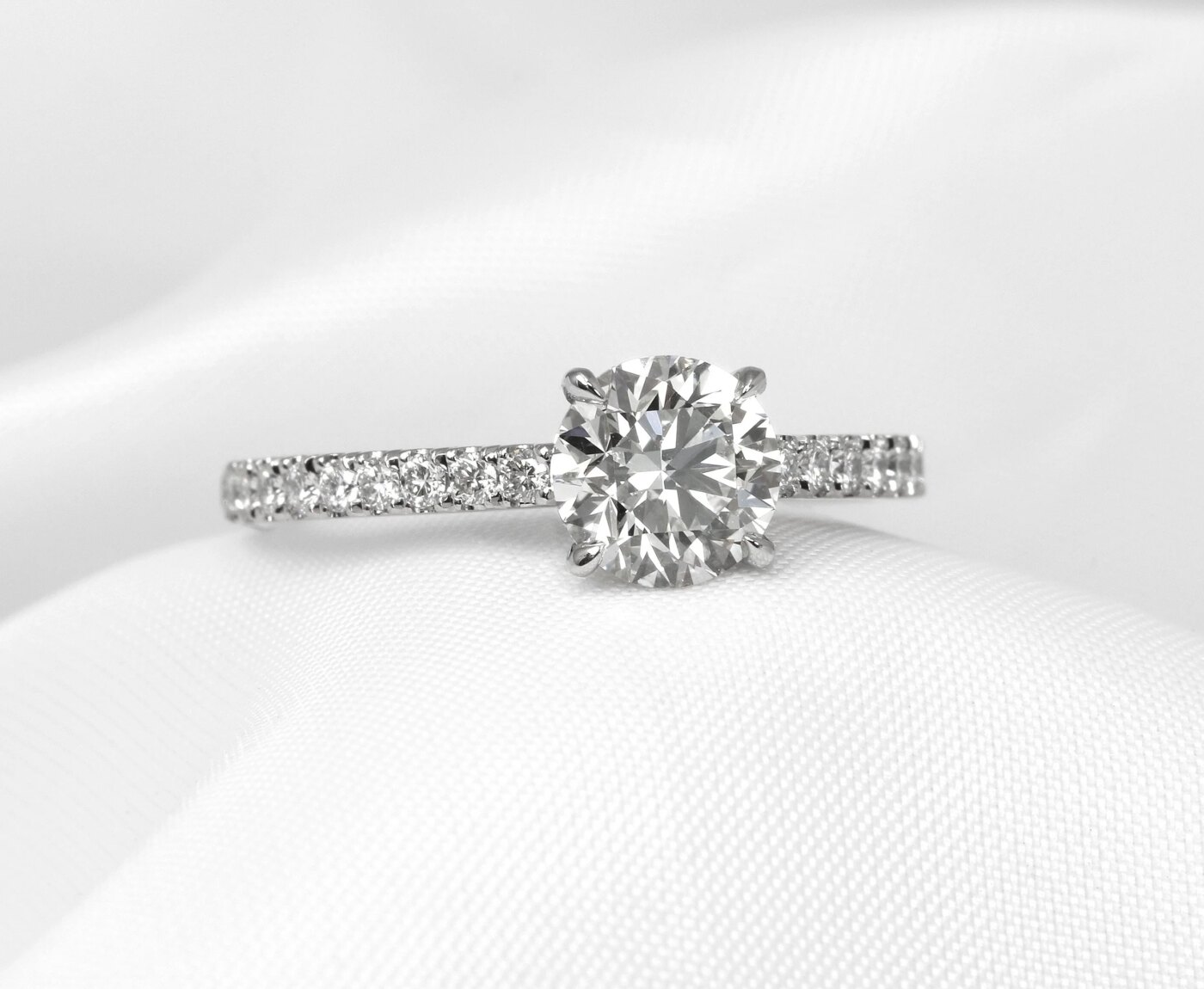 Timothy Roe Claw Set 0.90ct Diamond Solitaire Ring in Platinum 