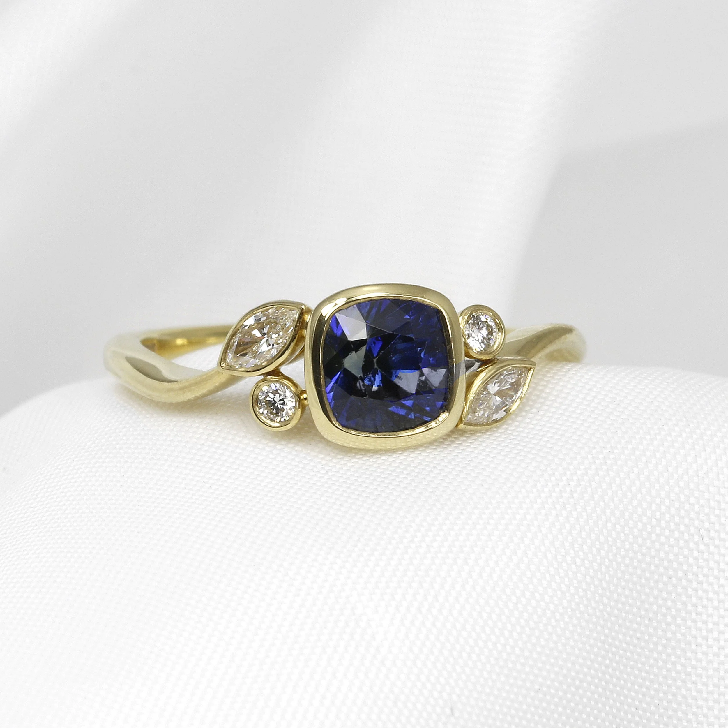 gold and sapphire ring