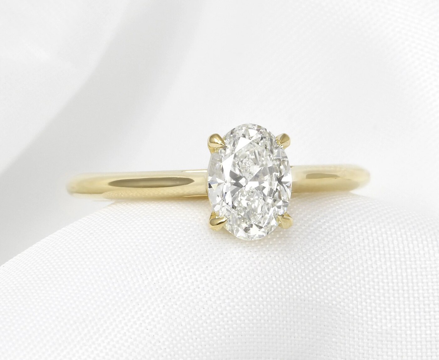0.90ct Oval Solitaire Diamond Ring in 18ct Yellow Gold 