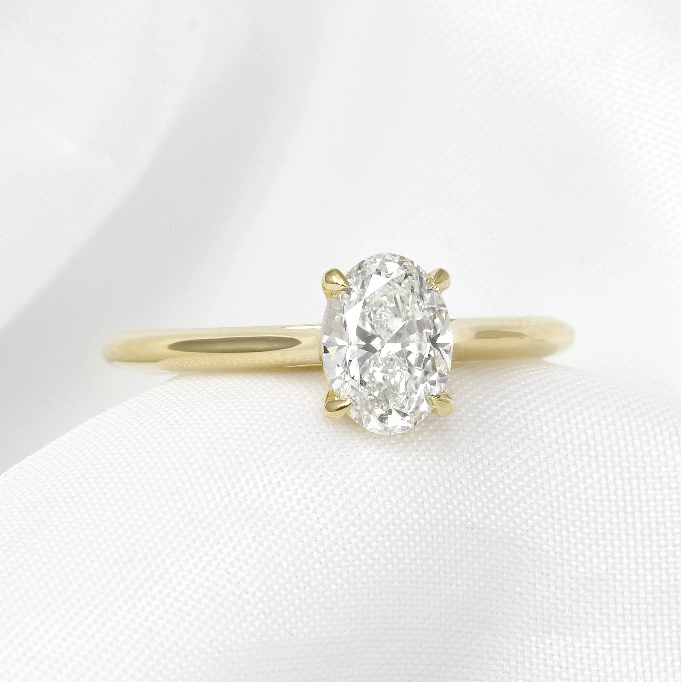 0.90ct Oval Solitaire Diamond Ring in 18ct Yellow Gold