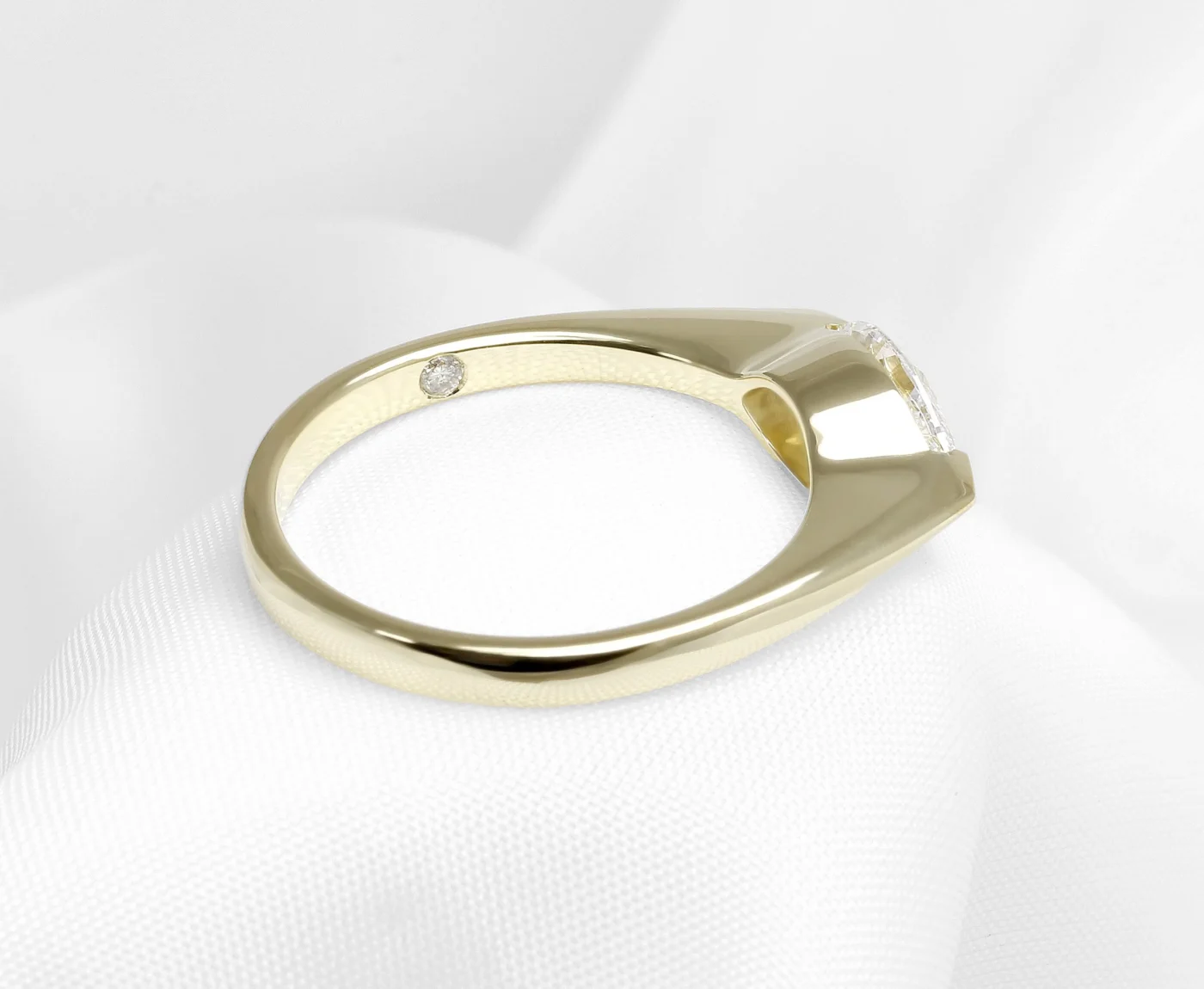 A hidden flush set diamond on the inside of the shank