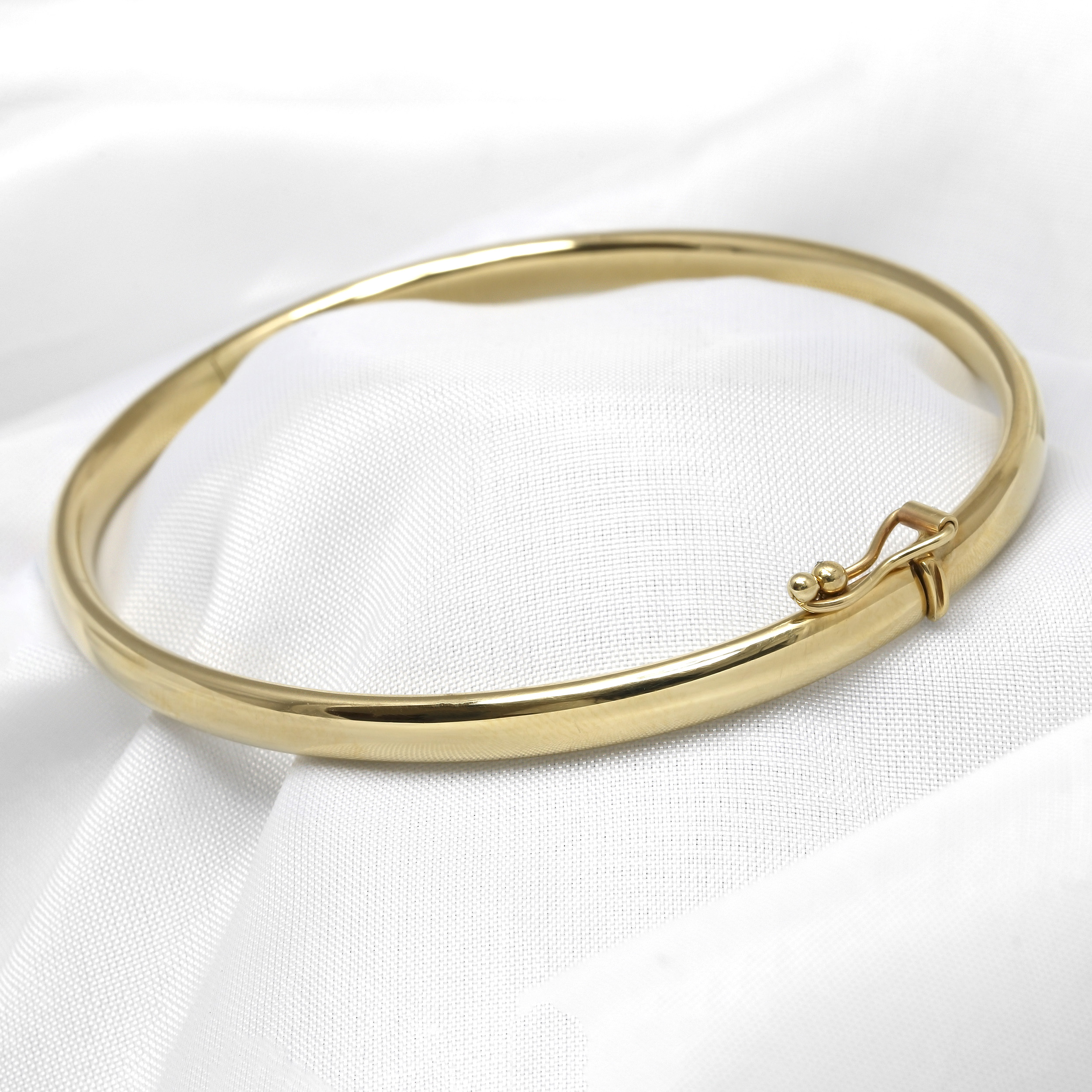 Oval Hinged Bangle in 9ct Yellow Gold