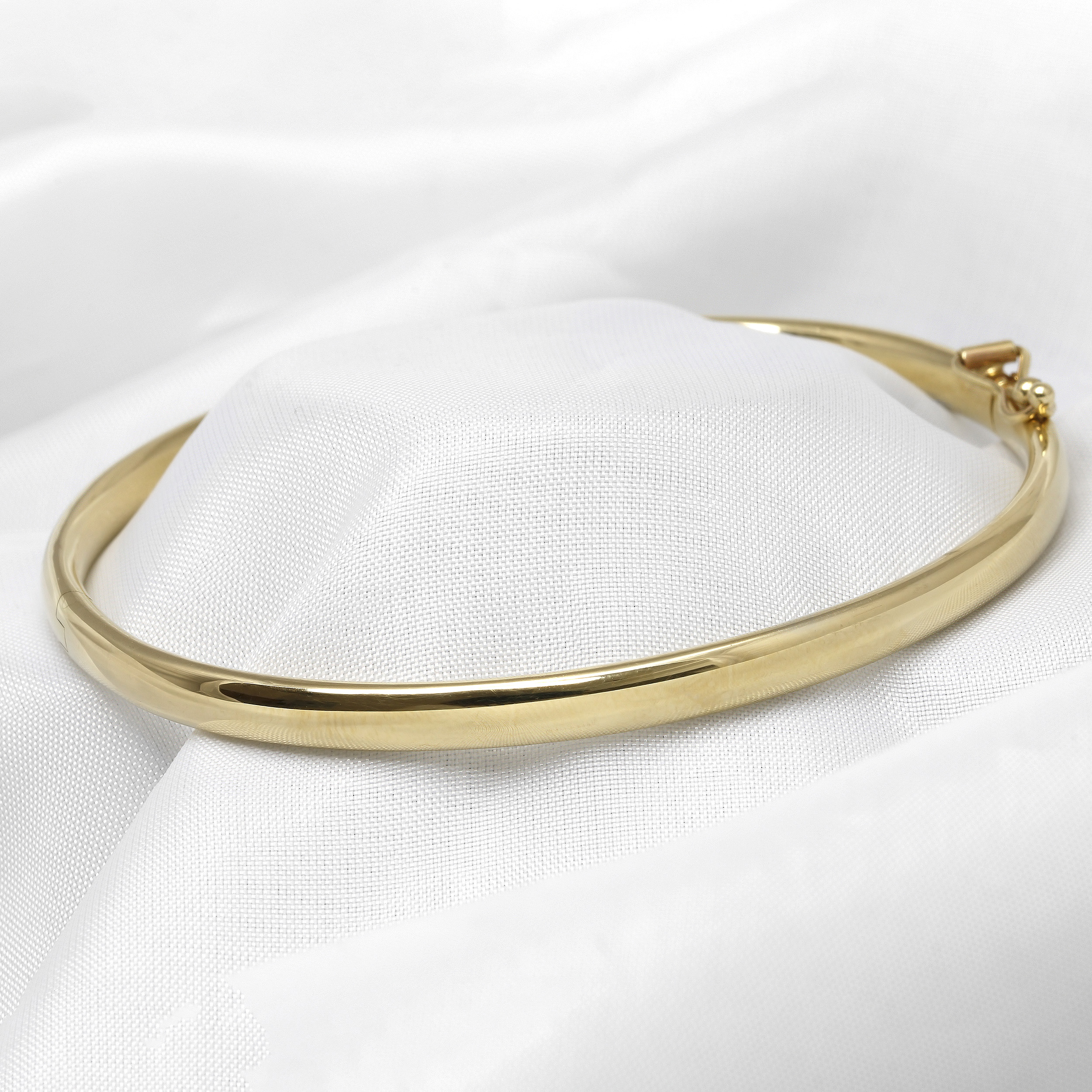 Oval Hinged Bangle in 9ct Yellow Gold
