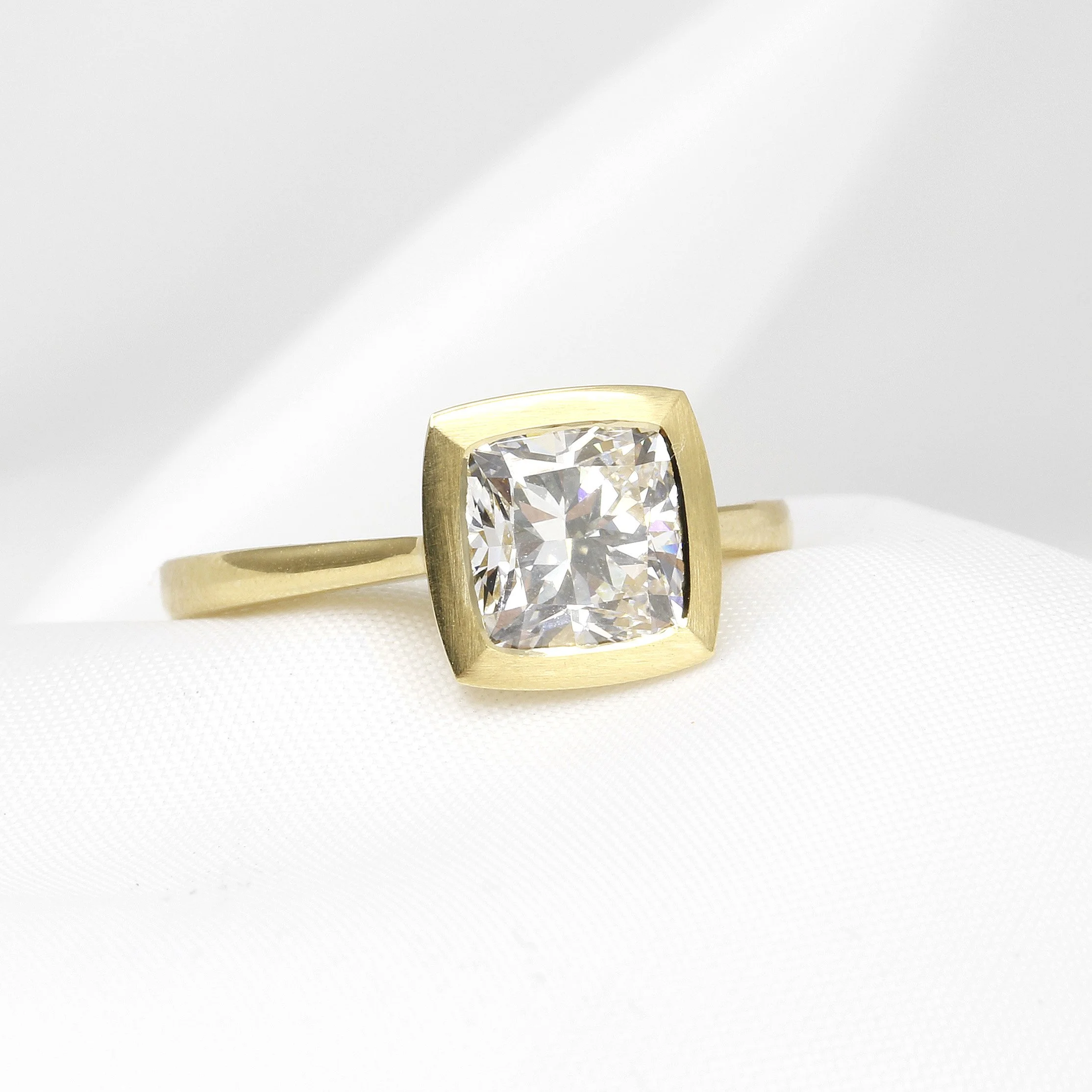 Lab-grown cushion cut diamond with feature edge