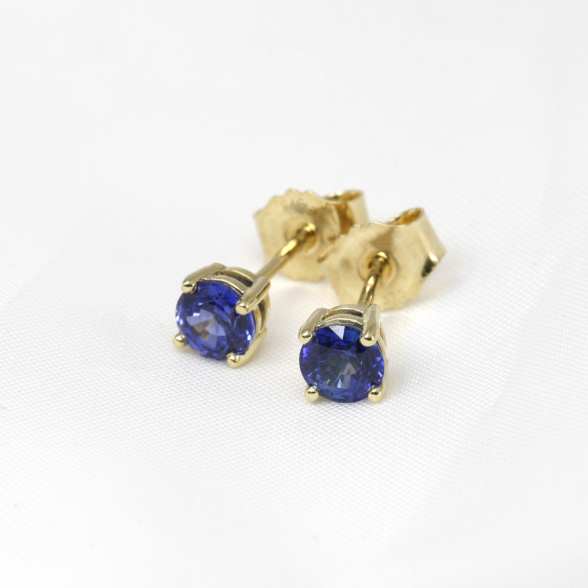 1.09ct Sapphire Stud Earrings in 9ct Yellow Gold