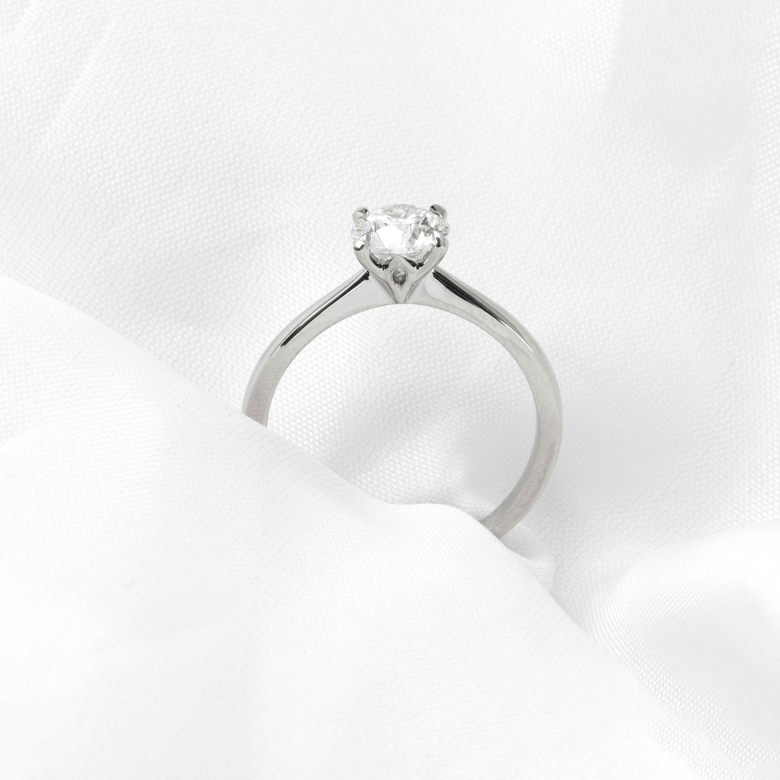0.90ct Diamond Claw Set Solitaire Ring in Platinum
