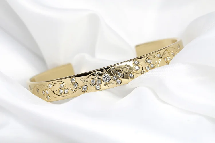 January 2022 - Yellow Gold and Round Diamonds