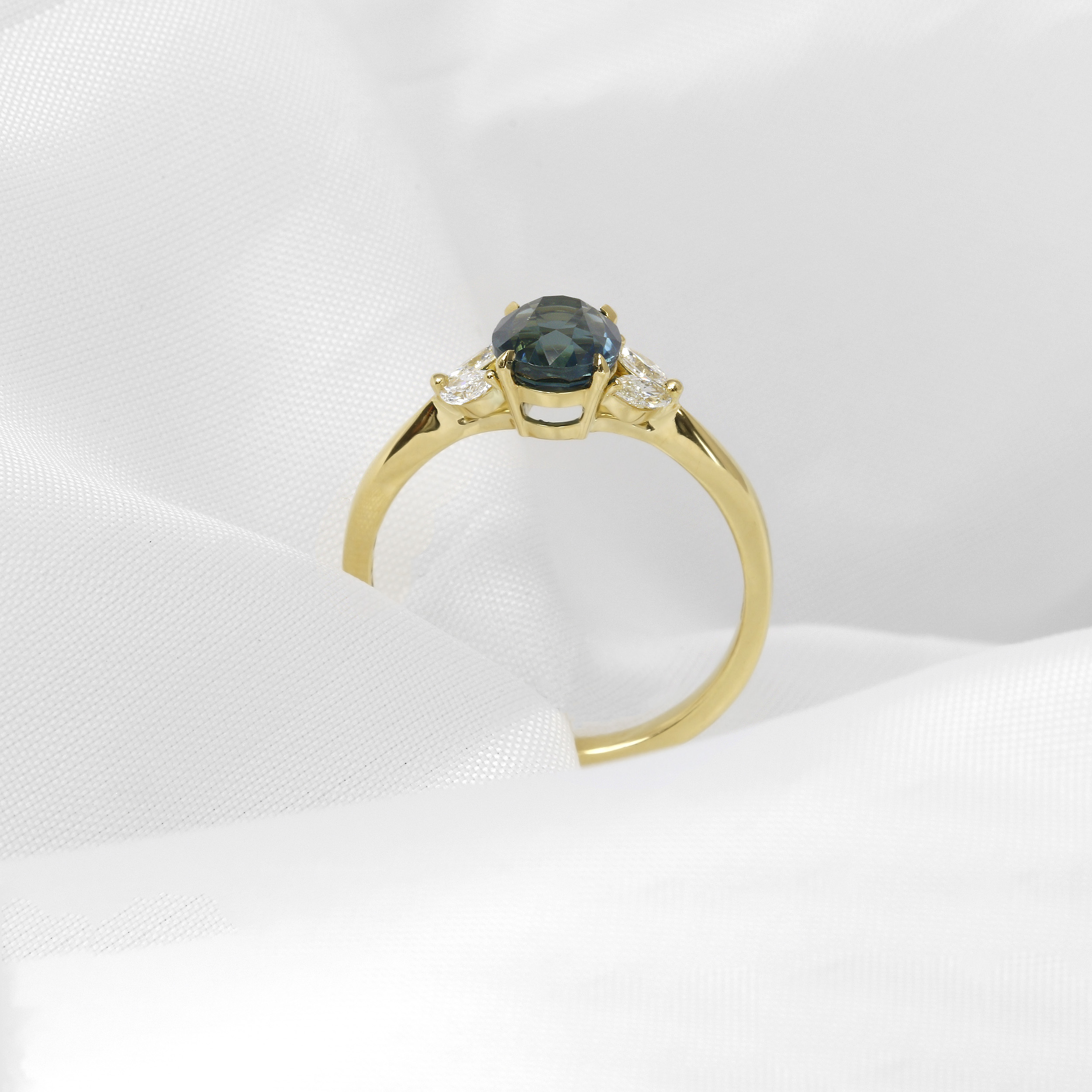 Oval Teal Sapphire and Diamond Ring in 18ct Yellow Gold