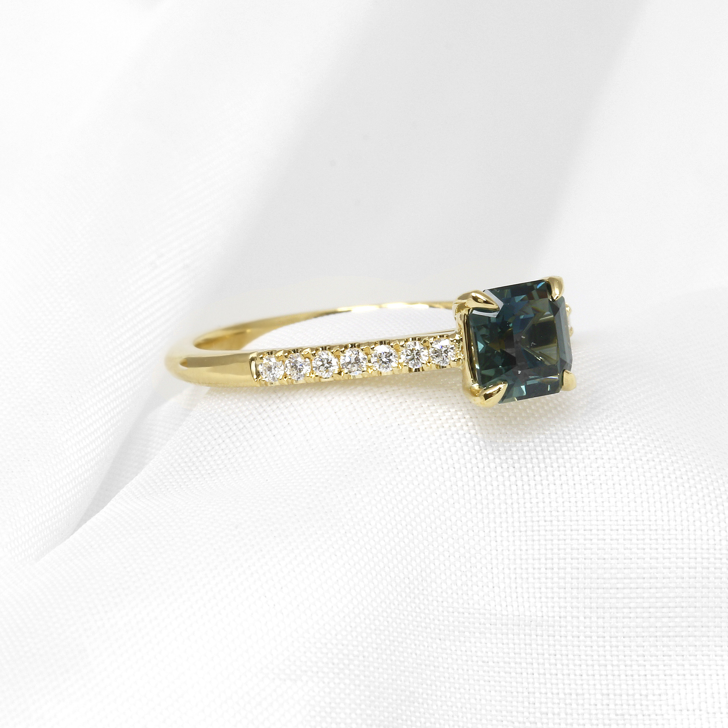 Teal Sapphire with Stone Set Shoulders in 18ct Yellow Gold