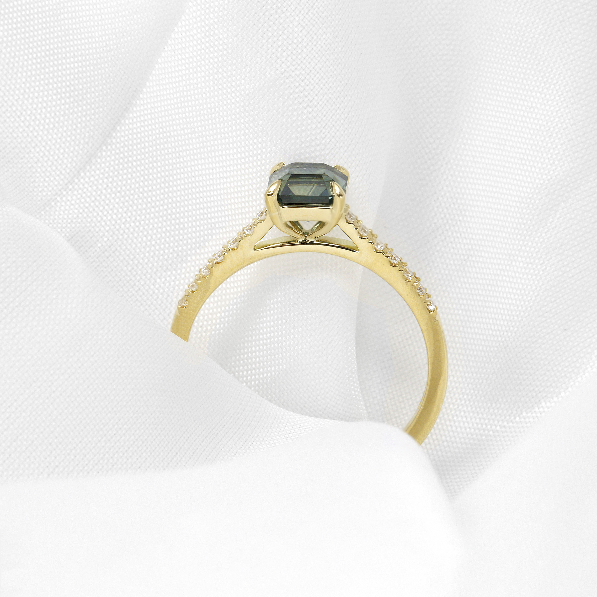 Teal Sapphire with Stone Set Shoulders in 18ct Yellow Gold